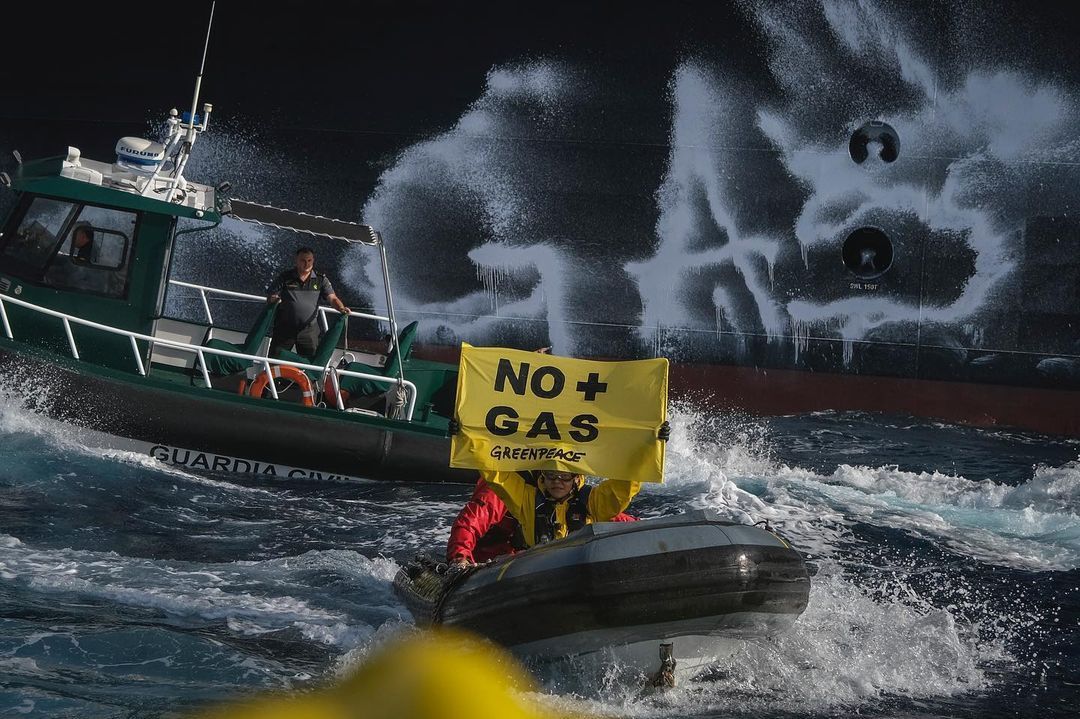 Greenpeace bloquea el acceso al muelle de gas de Sagunt