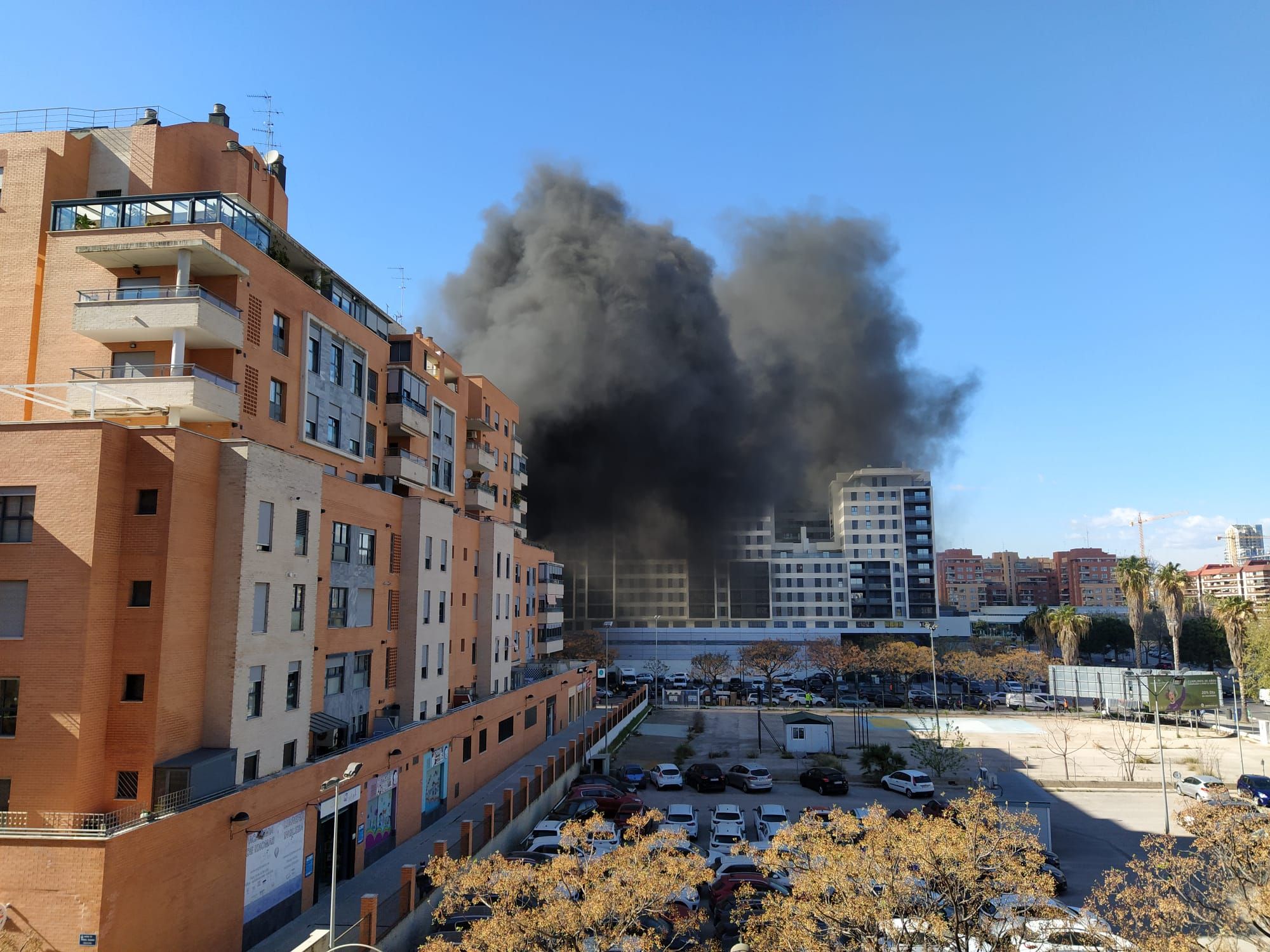 FOTOS Fuego en València con una gran columna de humo en Nou Campanar