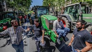 Tractores cortan la Gran Via de Barcelona delante de Acció Climàica para pedir más agua