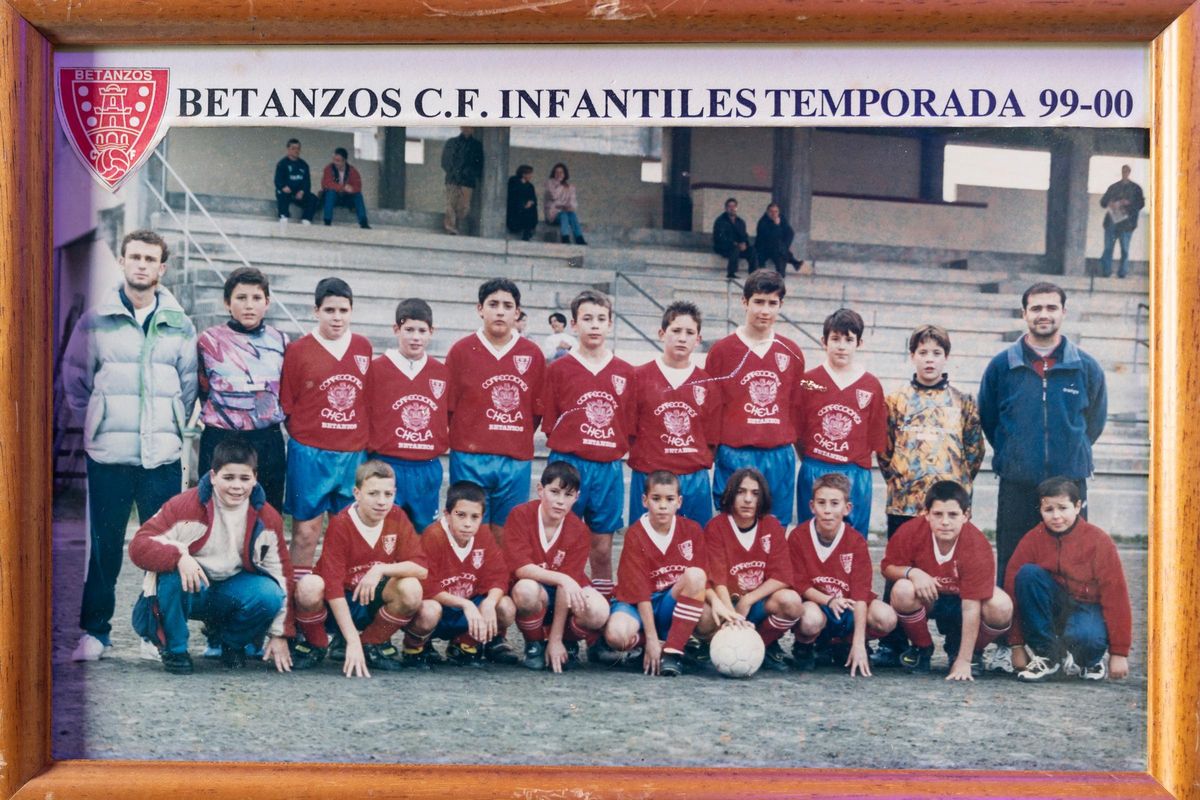 Dani Rodríguez (fila inferior en el centro) con los infantiles del Betanzos C.F.