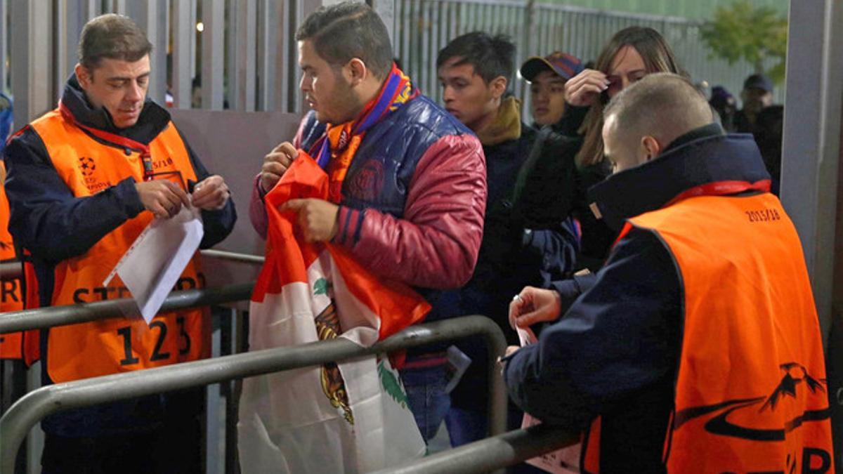 Controles en la entrada del Camp Nou en el partido ante la Roma