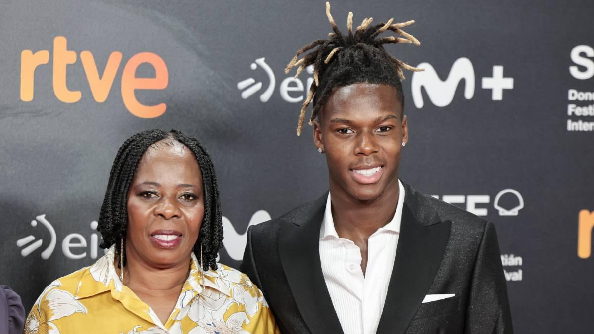 Nico Williams con su madre, Maria Arthuer, en el Festival de Cine de San Sebastián.
