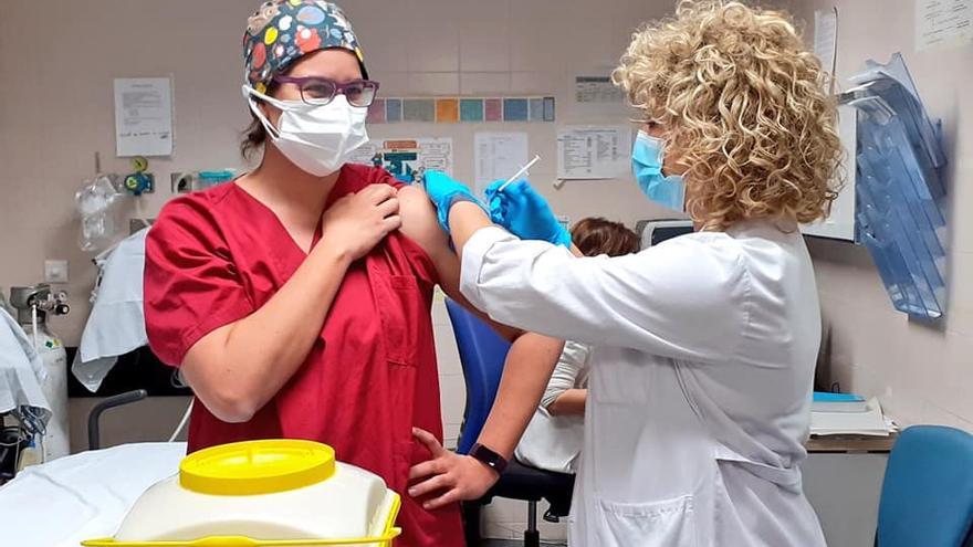 La doctora Alba Gómez vacunándose contra el covid-19 en Urgencias del Hospital de Elda.