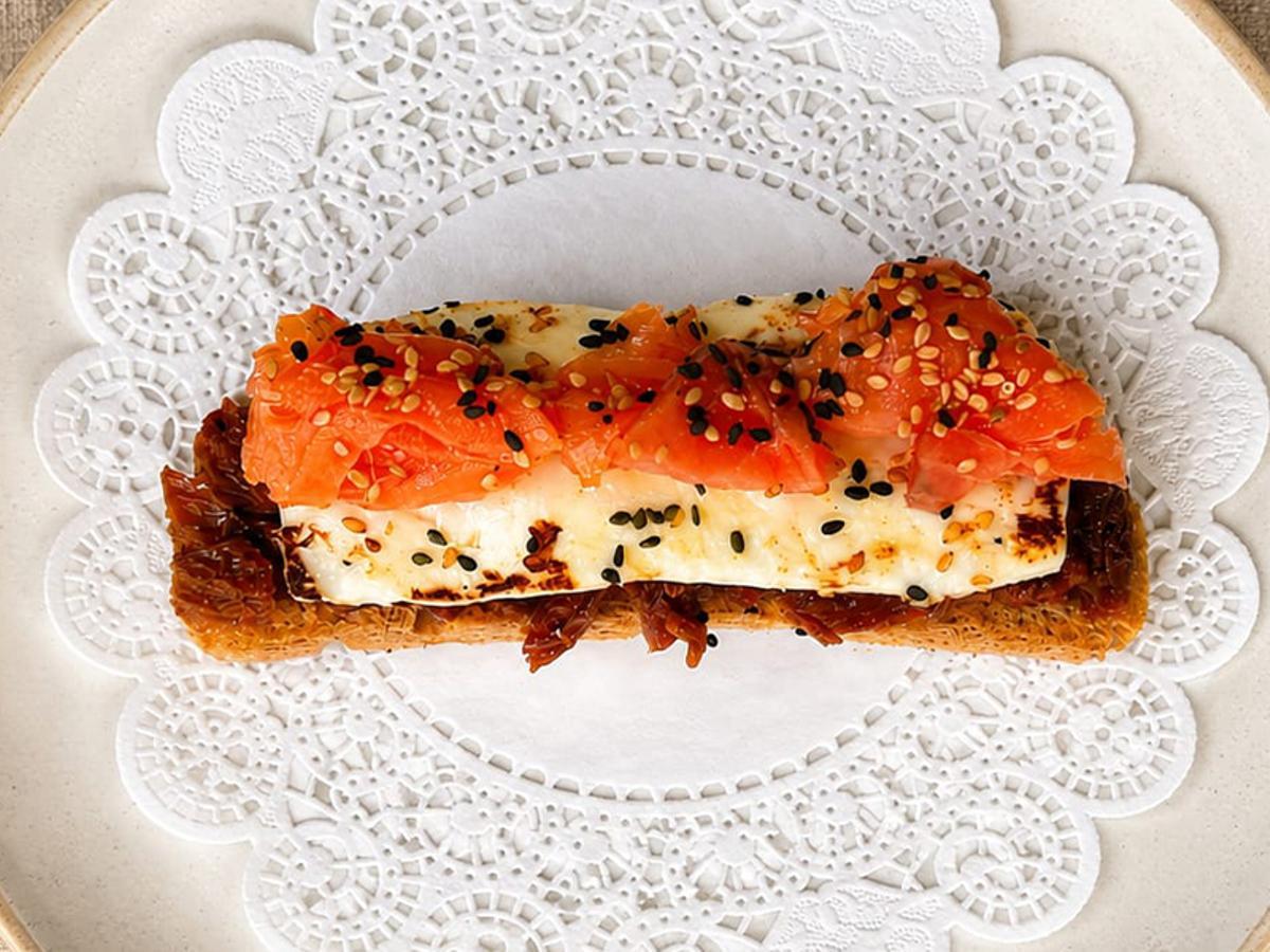 Restaurante Centro (Calasparra): Tosta Queso de Murcia DOP fresco a la plancha con tomate seco en aceite, salmón ahumado y sésamo