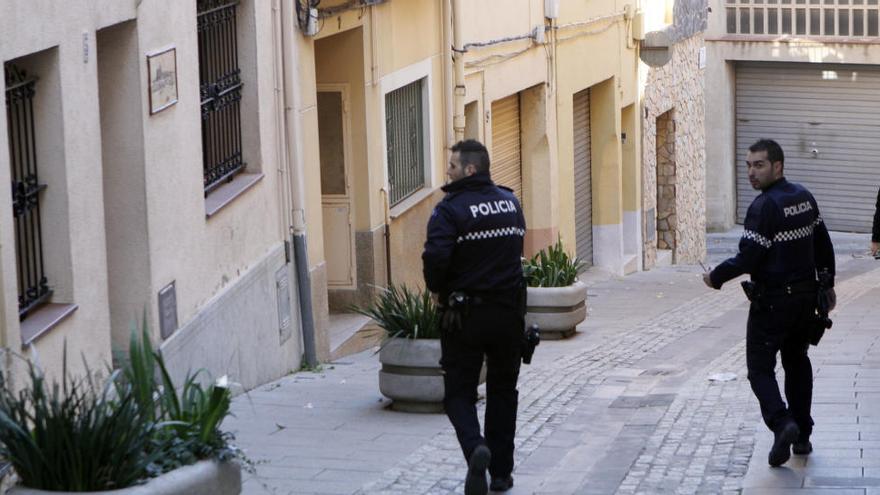 Operació policial per atrapar un fugitiu atrinxerat en un pis del centre de Tordera