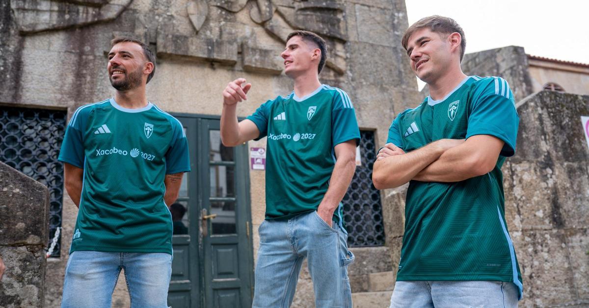 Jordan Sánchez, Miguel Prado y Álex Gil lucen la nueva camiseta de la SD Compostela.