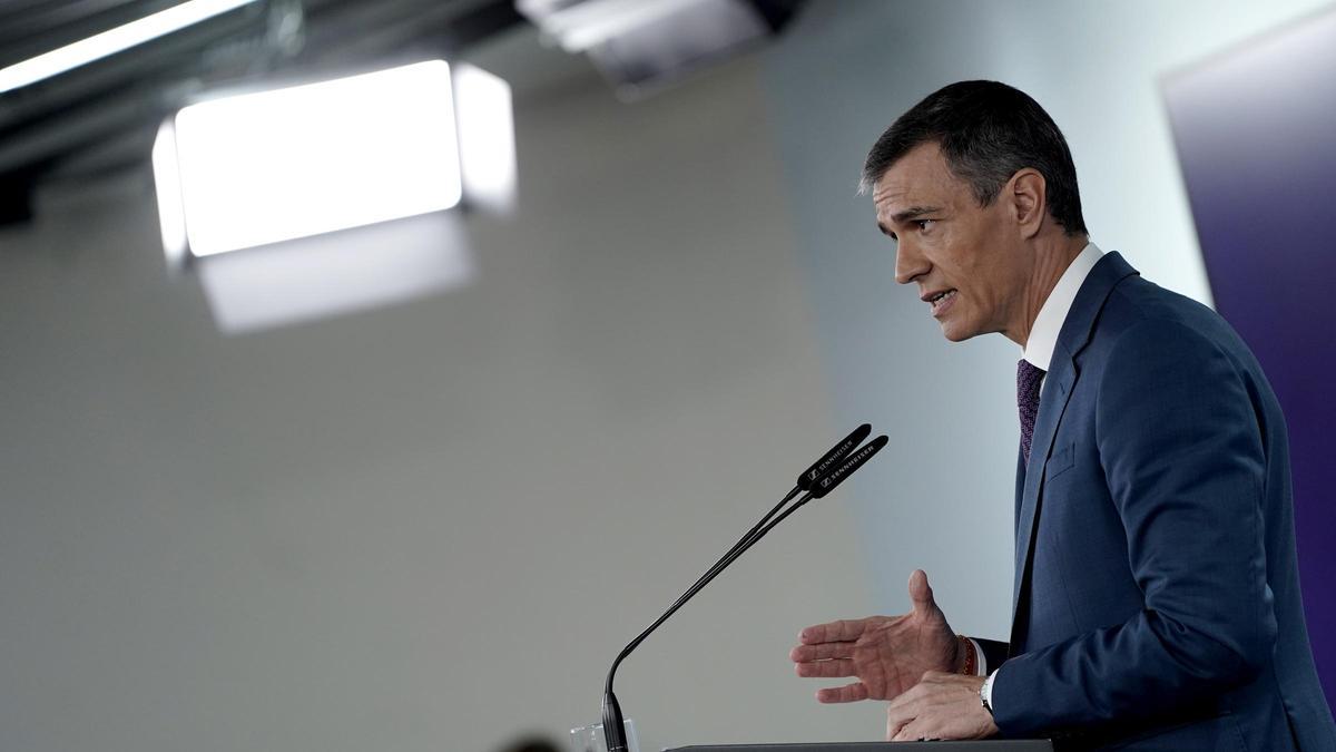 Sánchez llama a Feijóo para informarle sobre el apagón y se compromete a comunicarle las "posibles novedades"