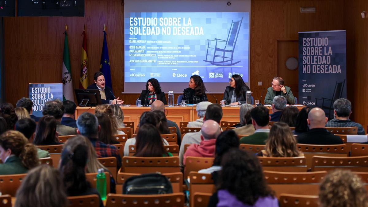 Mesa redonda "Estudio sobre la soledad no deseada" moderada por Isabel Morillo, directora de El Correo de Andalucía