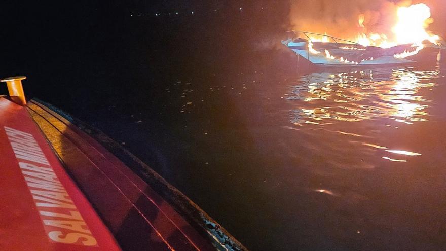 Rescatados dos tripulantes de una lancha que ardió frente a Toralla