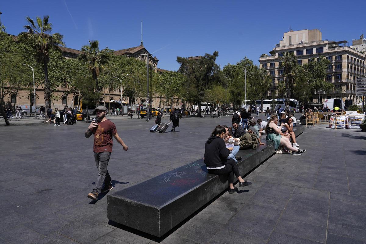 La plaza Universitat, un año antes de que, si nada se tuerce, acoja el monumento a Cerdà.