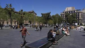 La plaza Universitat, un año antes de que, si nada se tuerce, acoja el monumento a Cerdà.