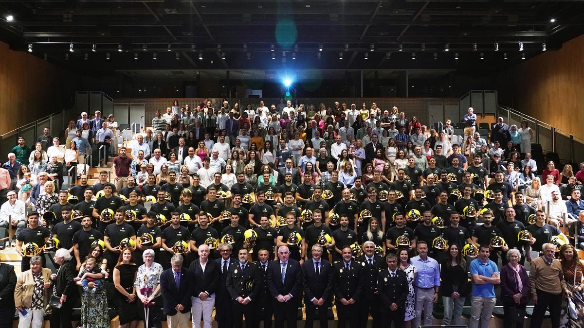 Foto de familia con los 60 nuevos bomberos del CPB en el acto de toma de posesión