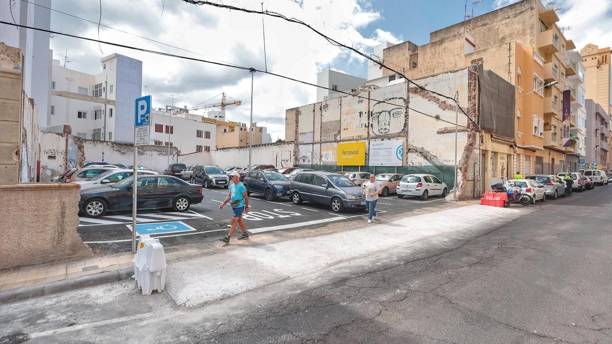 Aparcamiento habilitado en un solar municipal de la calle de La Rosa.