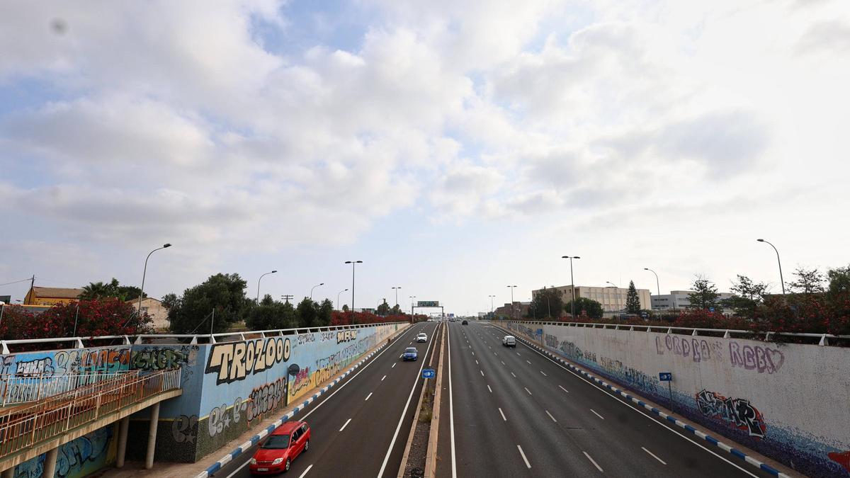 Salida de la V21 a la altura de la rotonda de la Torre Miramar