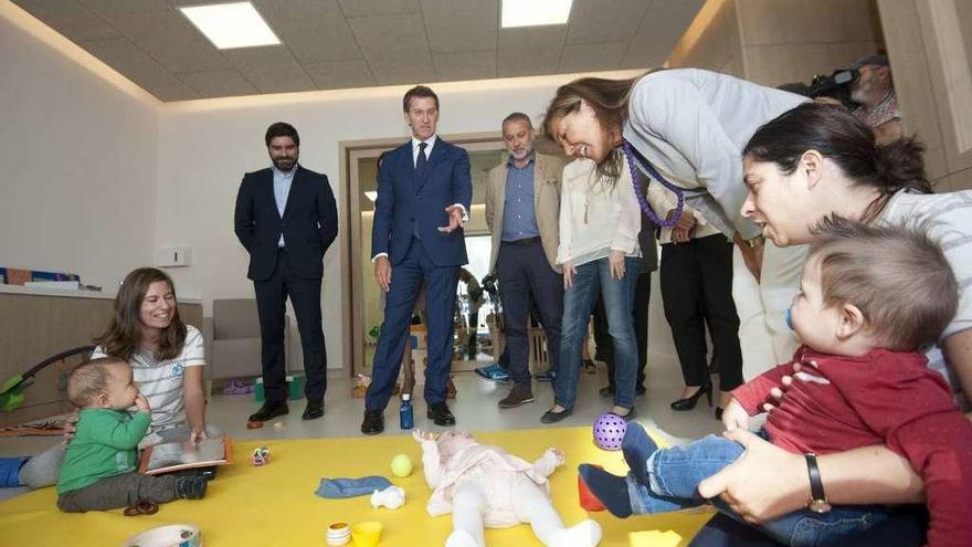 El presidente de la Xunta y el alcalde de Cambre durante la inauguración de la escuela infantil de O Temple.