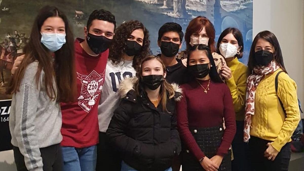 Los jóvenes participantes en el programa de ocio juvenil Z16 durante su visita al Museo Goya.
