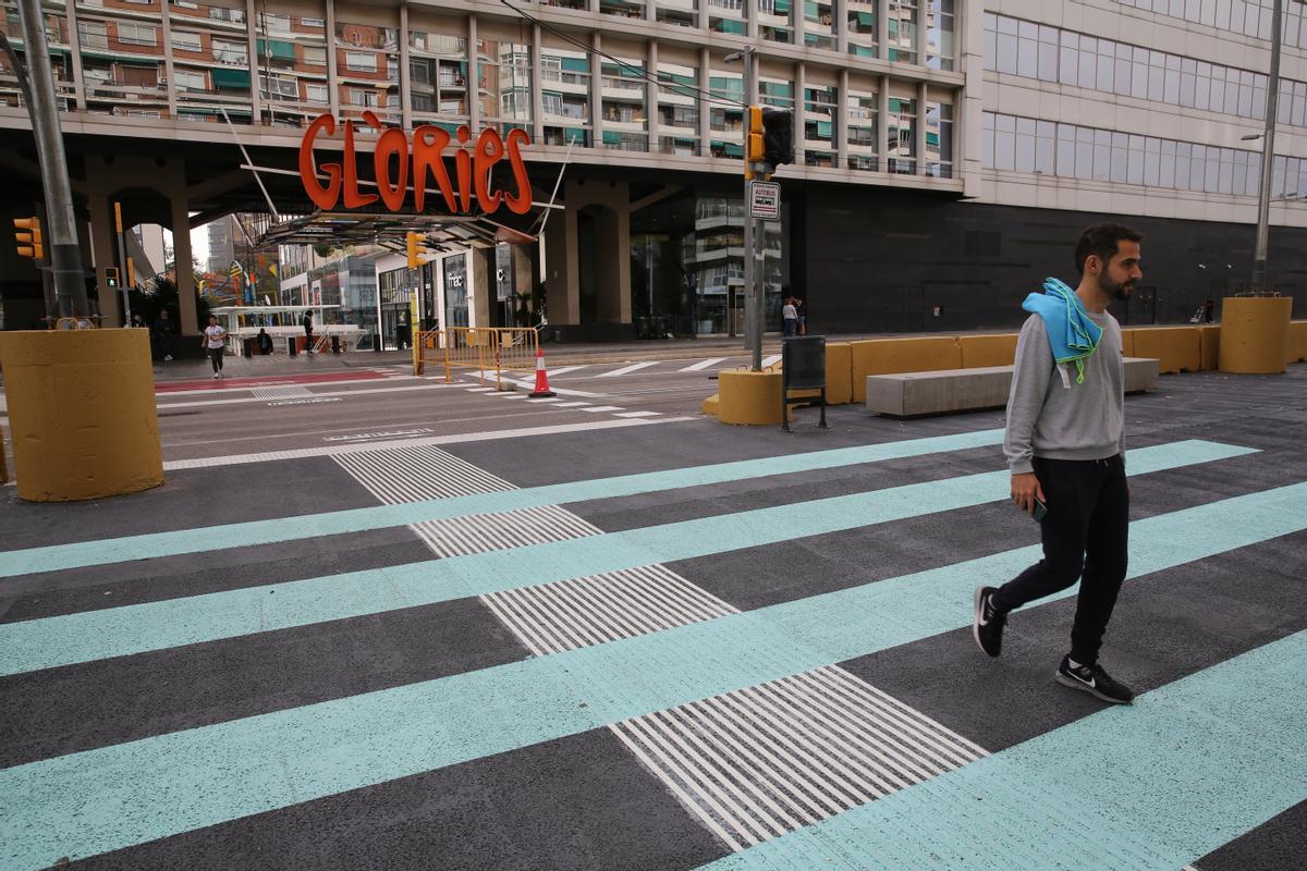 El urbanismo táctico ya llena de colores y senefas el tramo de Gran Via que va de Glòries a la Rambla del Poblenou.