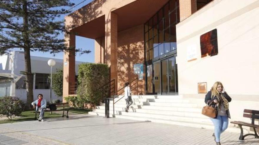 El centro de salud, en la avenida Albacete, centra las consultas médicas en Santa Pola .