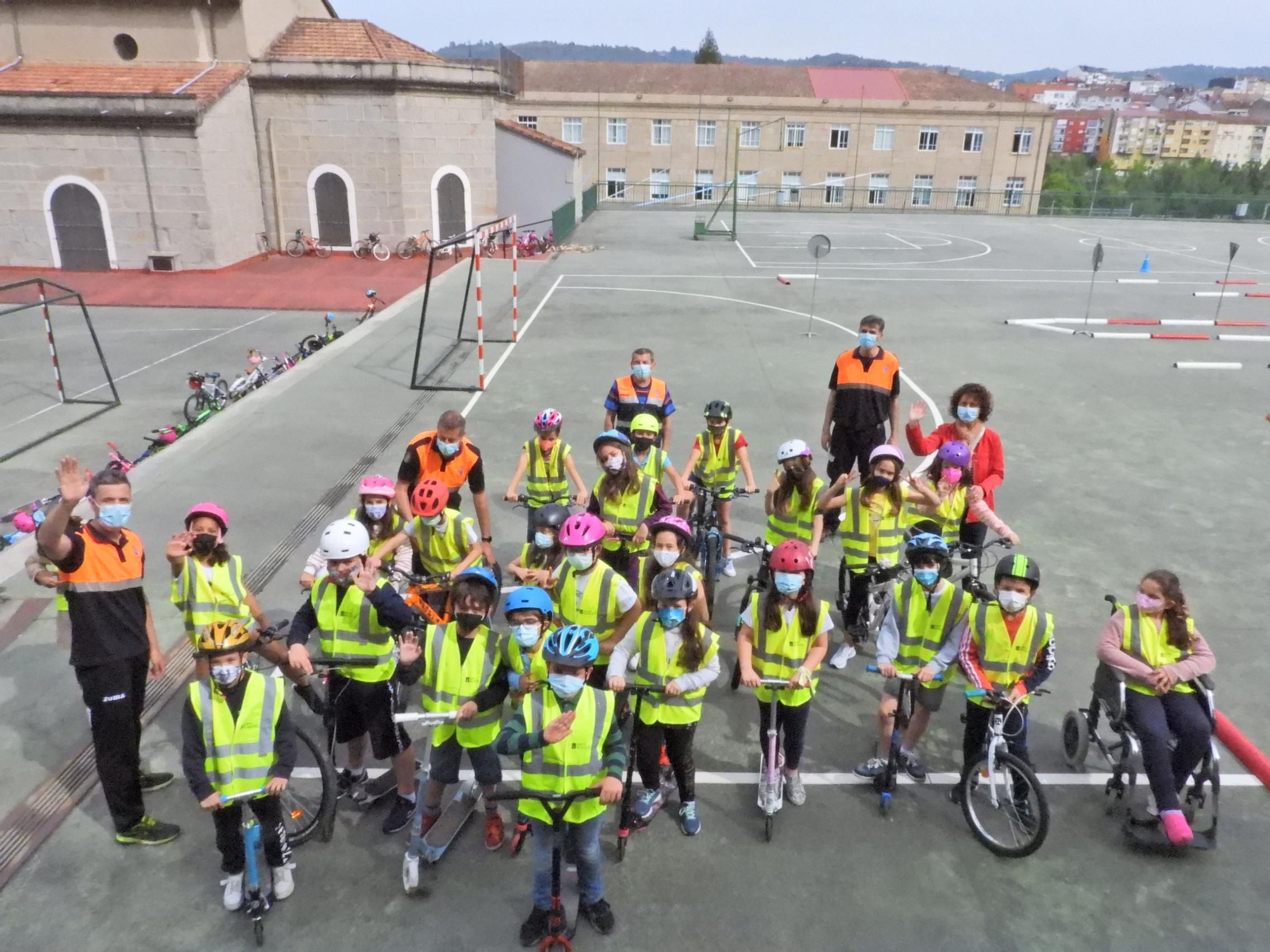 Un grupo de estudiantes de Primaria de Salesianos, con miembros de Protección Civil. // F. CASANOVA