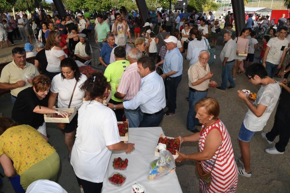 Colas para tomar fresas en las Fiestas de Eirís