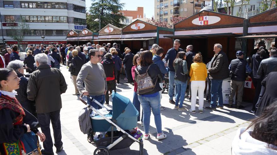 GALERÍA | Las imágenes de la feria gastronómica por Villalar en el parque de la Marina de Zamora