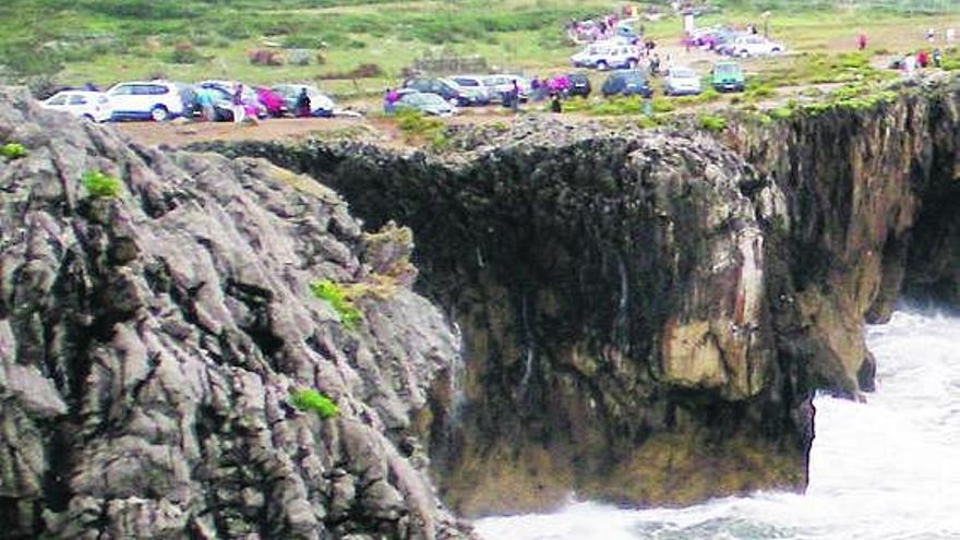 Vehículos aparcados en el campo de los bufones de Pría, en una imagen de archivo.