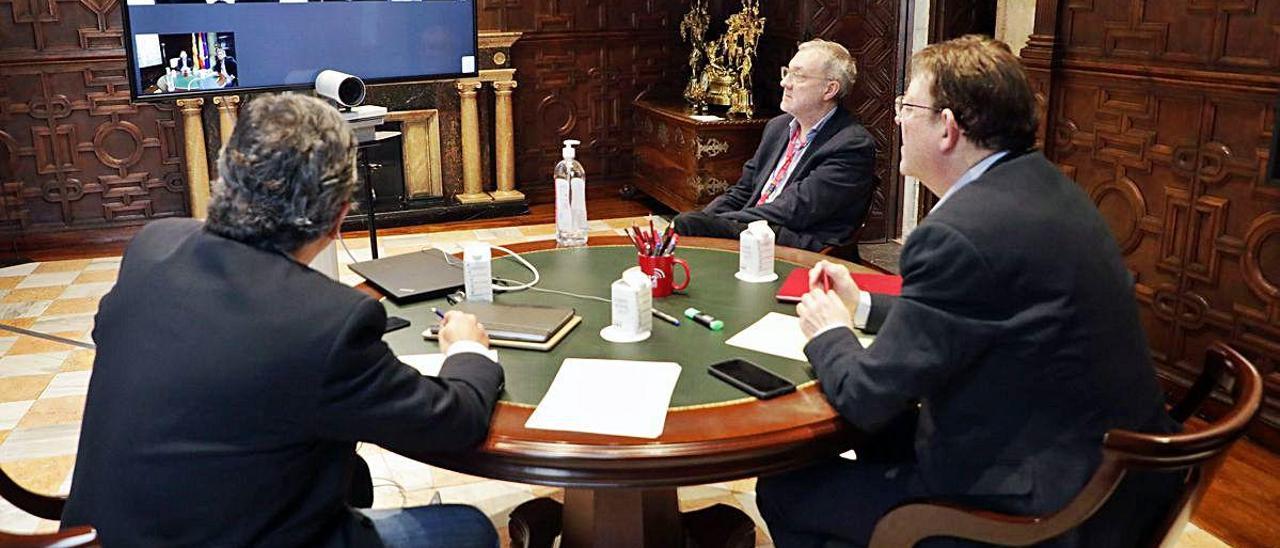 El jefe del Consell, Ximo Puig, en la videoconferencia con el presidente de los alcaldes Rubén Alfaro.