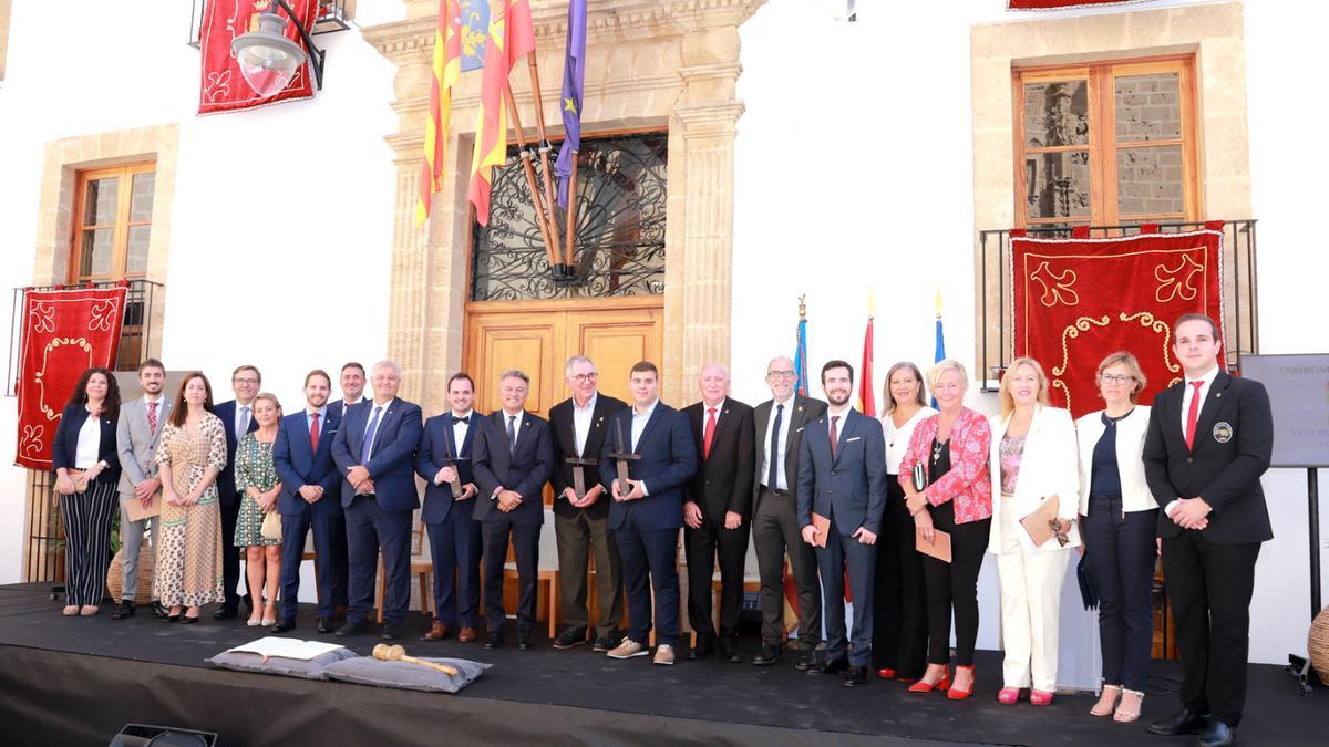 Los premiados en Xàbia con la corporación municipal
