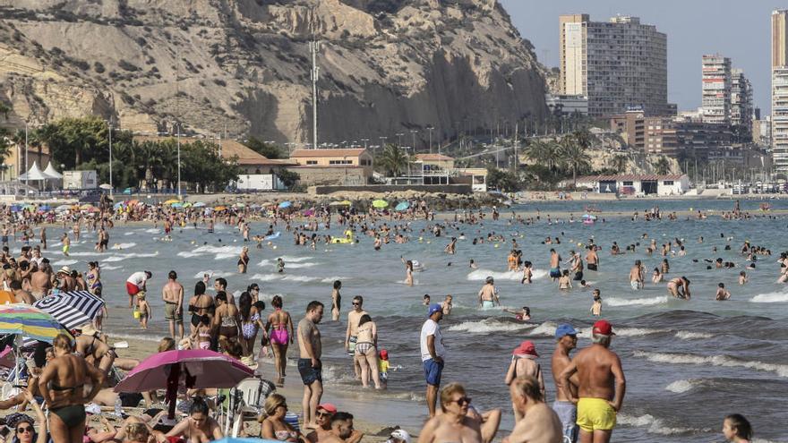 Cientos de bañistas se refrescan en la playa del Postiguet