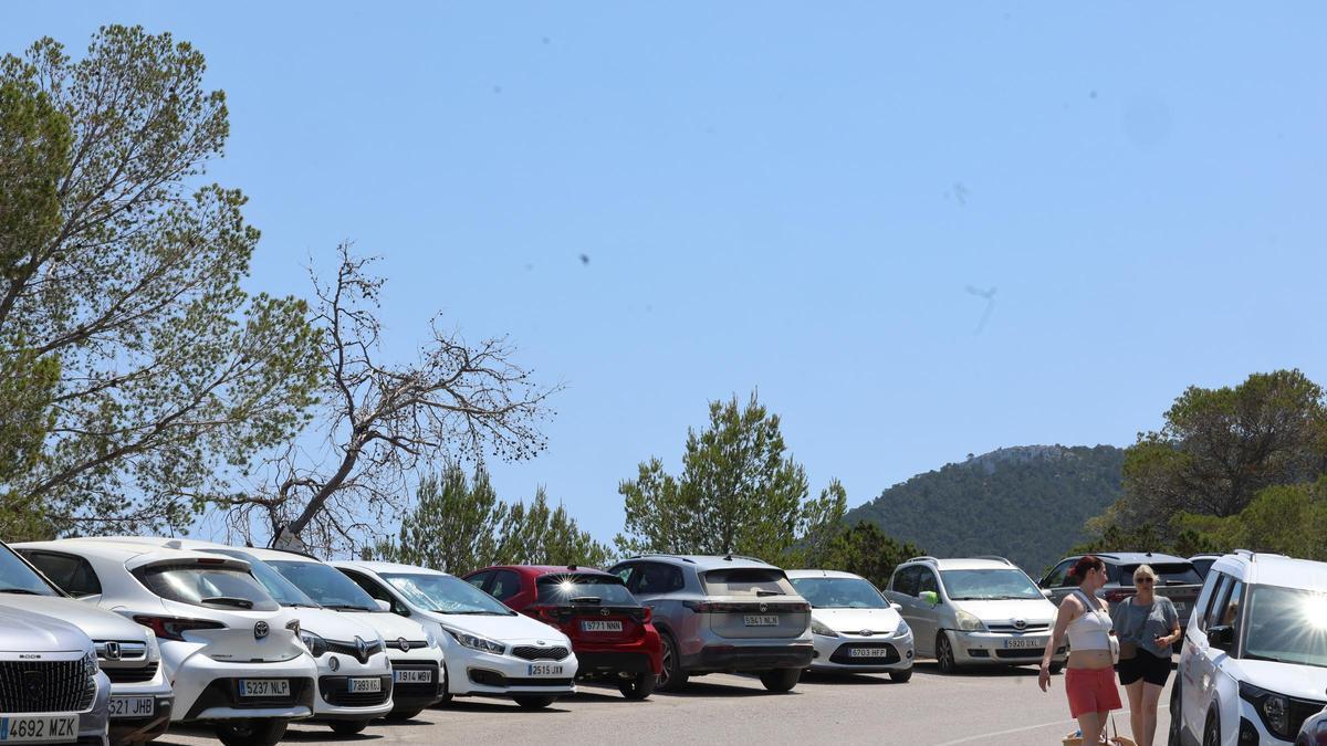 Crónica de un domingo en cala d'Hort con el aparcamiento cerrado.