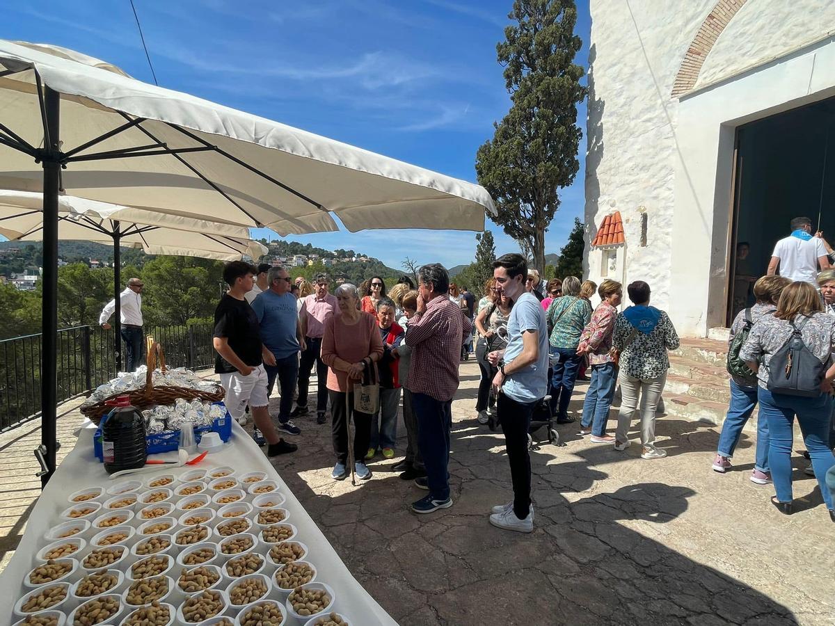 Un momento del almuerzo en al ermita.