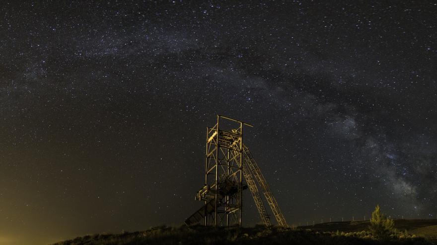 Superluna de fresa: los destinos Starlight para hacer disfrutar de este fenómeno y del cielo en Aragón