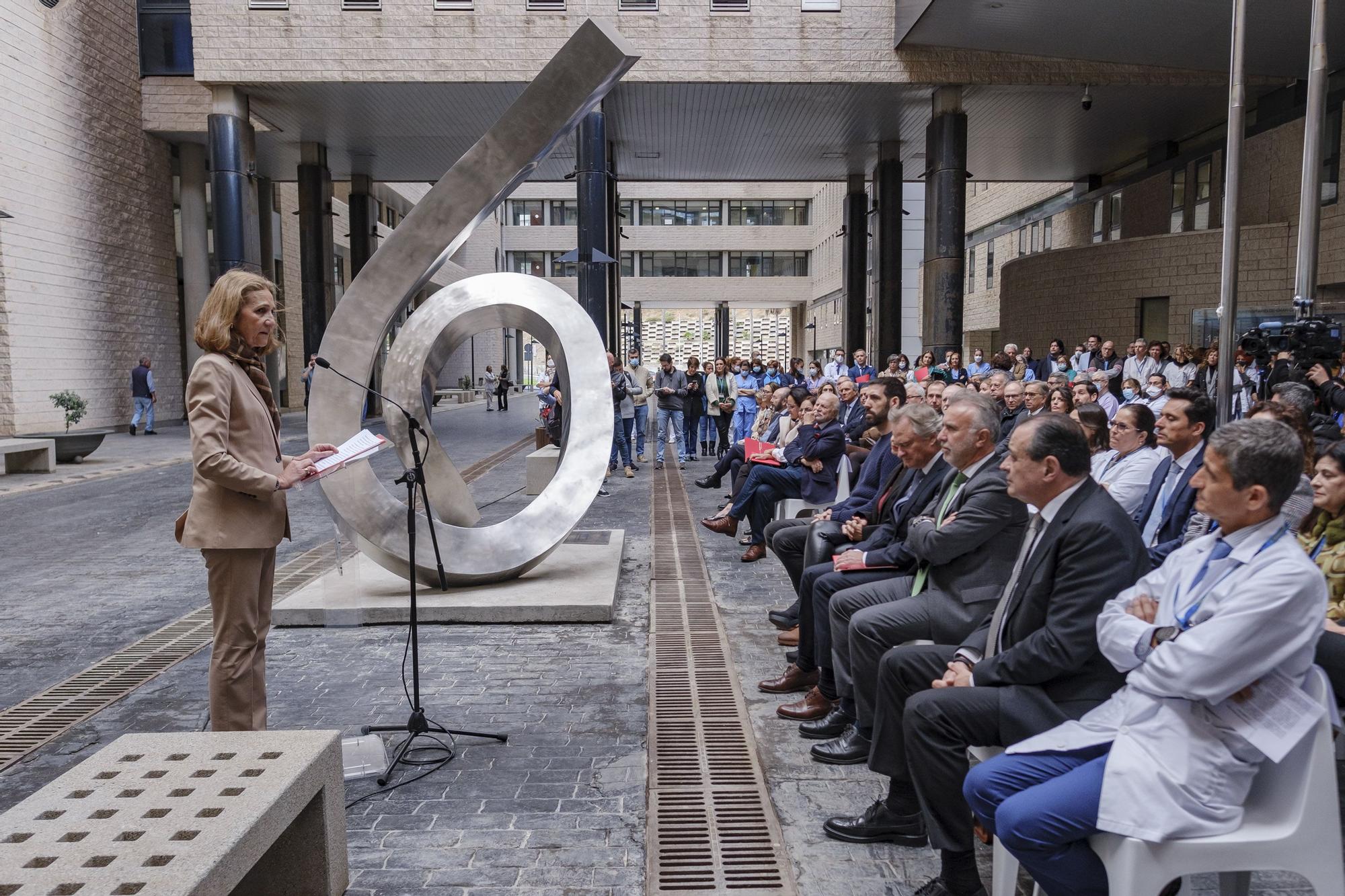 El Hospital Negrín inaugura la escultura 'A pulso' en homenaje al personal sanitario