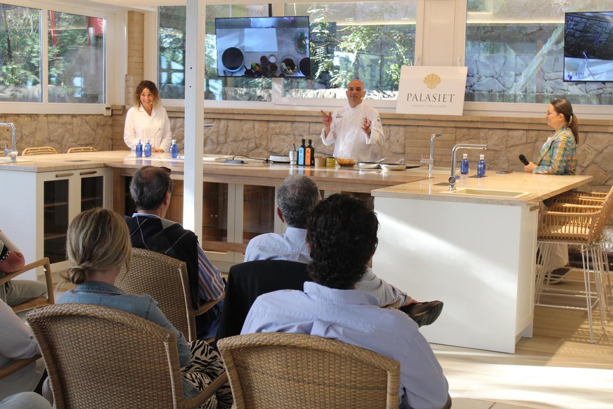 La charla en el Palasiet venía acompañada de un 'showcooking'.
