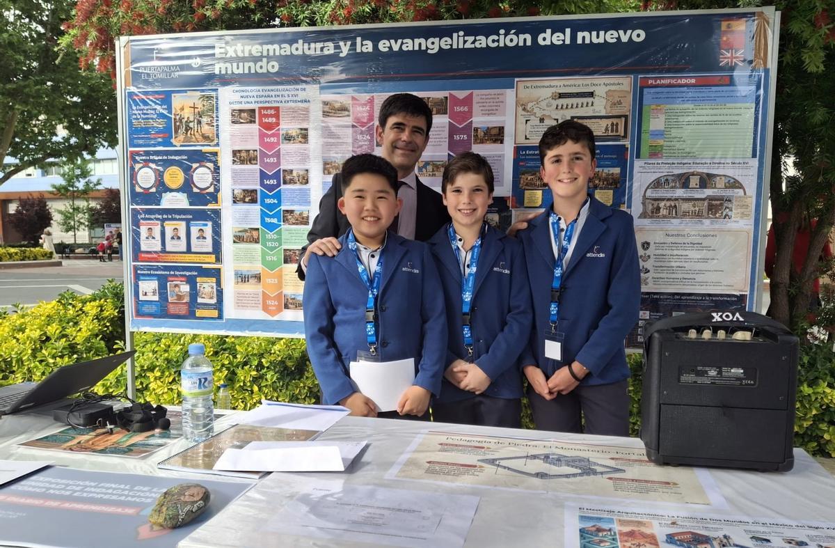 El subdirector de Primaria, Rafael López, junto a tres de los alumnos participantes.