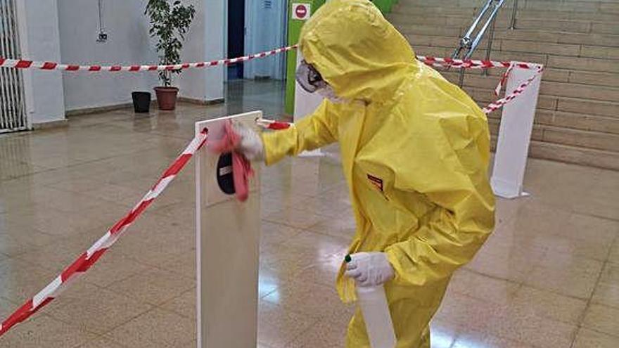 Desinfectan un edificio en Murcia tras detectarse un caso de covid