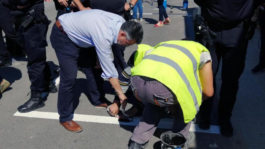 El alcalde de Rafal, Manuel Pineda, en la calle en conflicto.