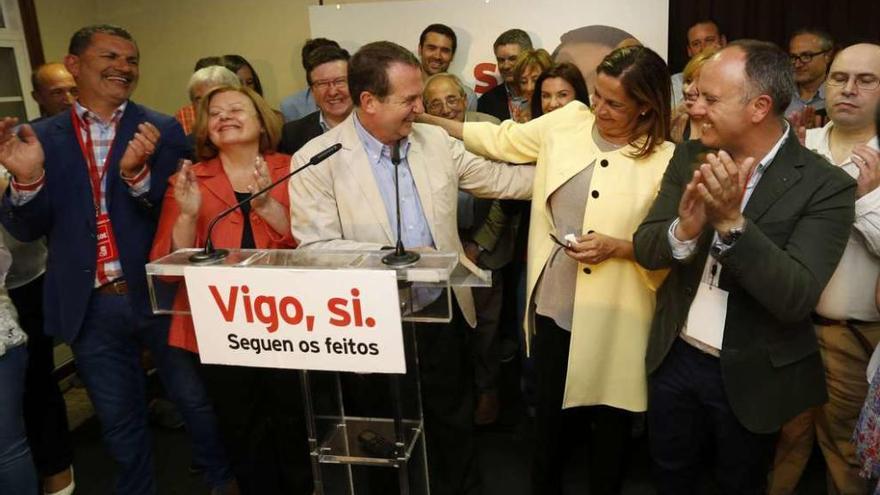 Caballero, en presencia de su mujer y miembros de su lista, felicita a Silva como coordinadora de campaña por el resultado obtenido. // R. Grobas