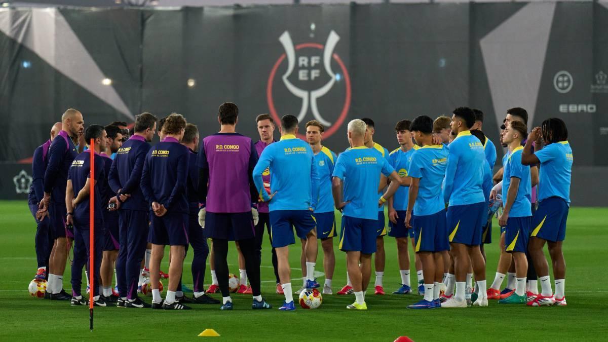 Pedri saltó por fin con sus compañeros para hacer parte con el grupo.