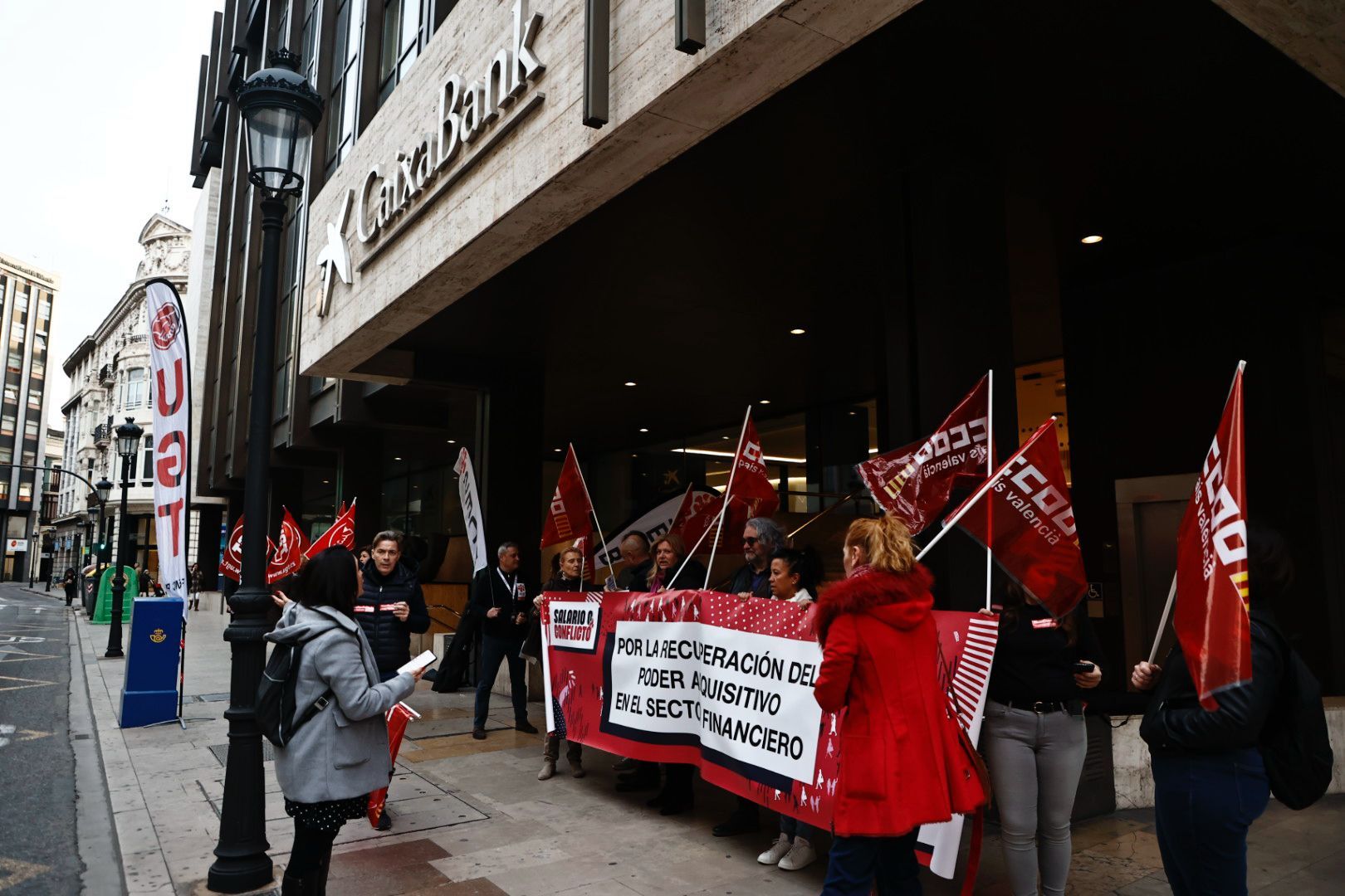 Los empleados de banca protestan ante la sedes de las entidades en València para reclamar una subida de sueldo