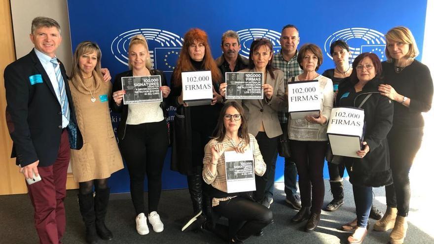 JosÃ© FernÃ¡ndez, junto con los padres de las vÃ­ctimas y la diputada del PP Rosa EstarÃ s, esta maÃ±ana en el Parlamento Europeo.