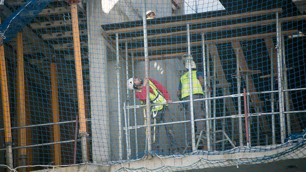 Trabajadores en una obra en el Poblenou, en Barcelona