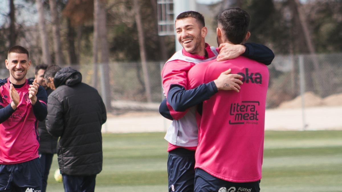 Jordi Martín se abraza con un compañero durante un entrenamiento en la Base Aragonesa.