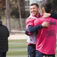 Jordi Martín se abraza con un compañero durante un entrenamiento en la Base Aragonesa.
