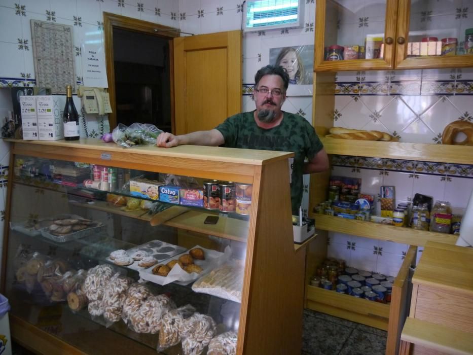 Ángel Penadés regenta la panadería del pueblo, el único comercio abierto junto con el bar «Teleclub».