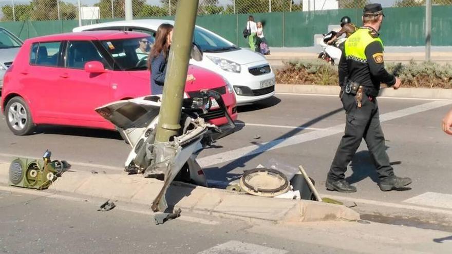 Un aparatoso accidente junto al colegio Ramiro Izquierdo se salda con una herida leve