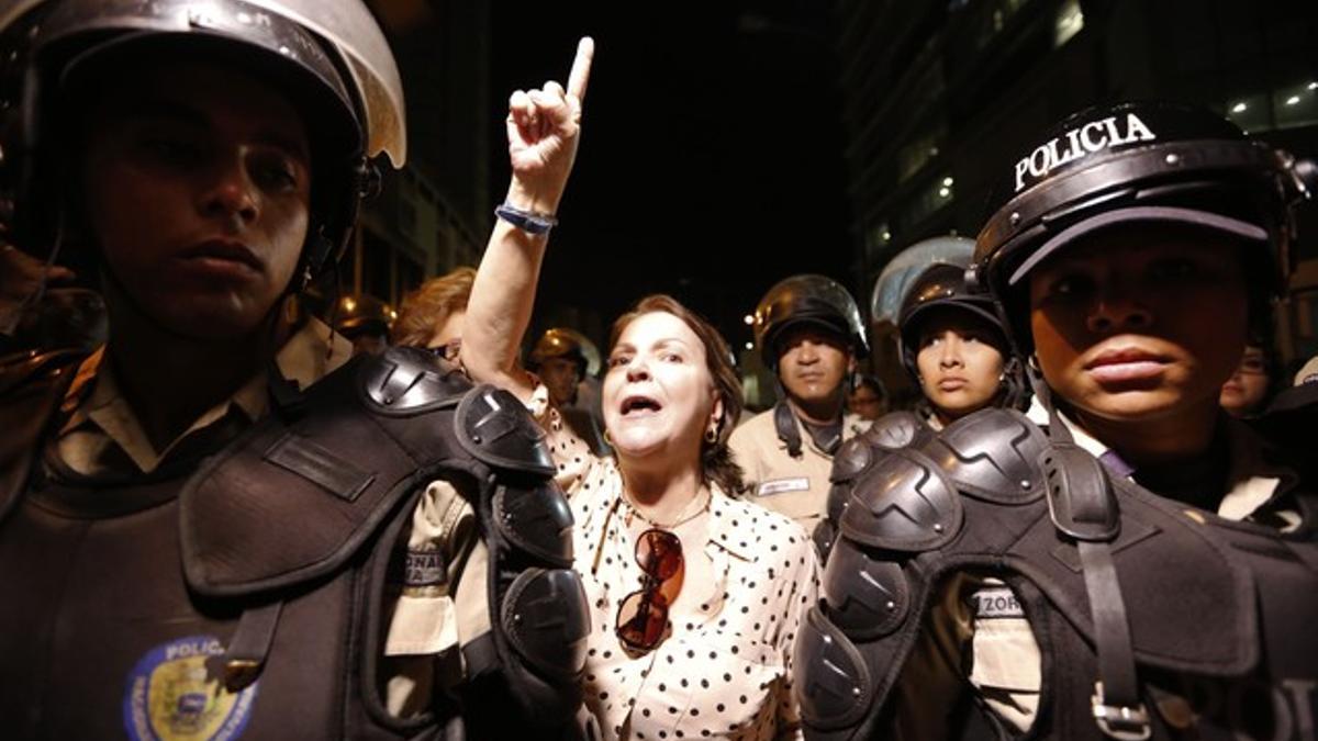 La esposa del alcalde Ledezman, Mitzy Capriles, protesta ante la comisaría en la que está detenido su marido.