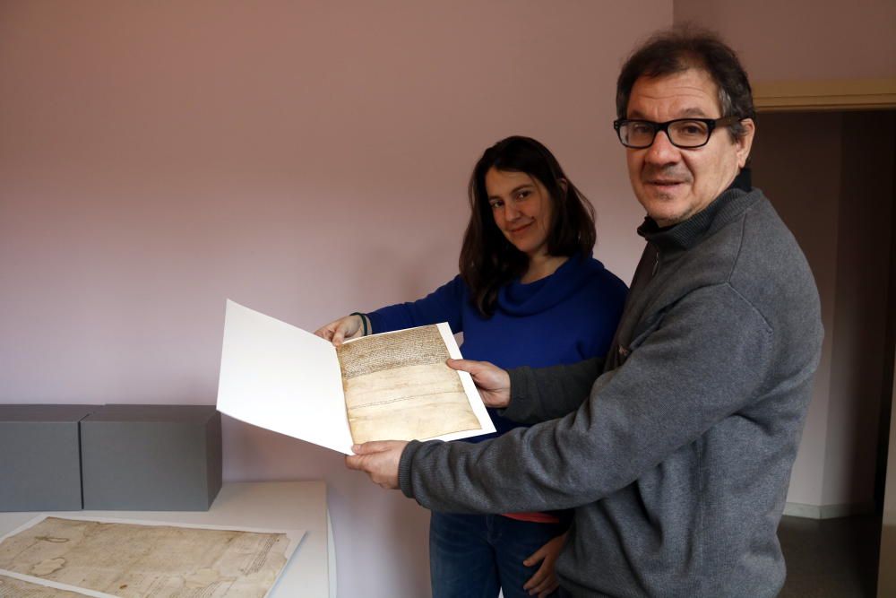 La regidora de Cultura de Besalú, Anna Madroñal, i l'arxiver Joan Masmitjà amb documents restaurats en una imatge publicada aquest 20 de febrer del 2018.