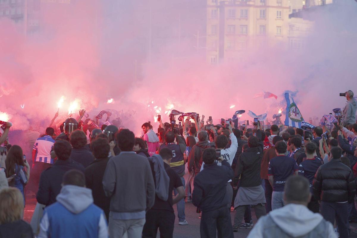 Así fue el recibimiento de la afición a la llegada del Deportivo en Riazor para el partido ante el Zaragoza