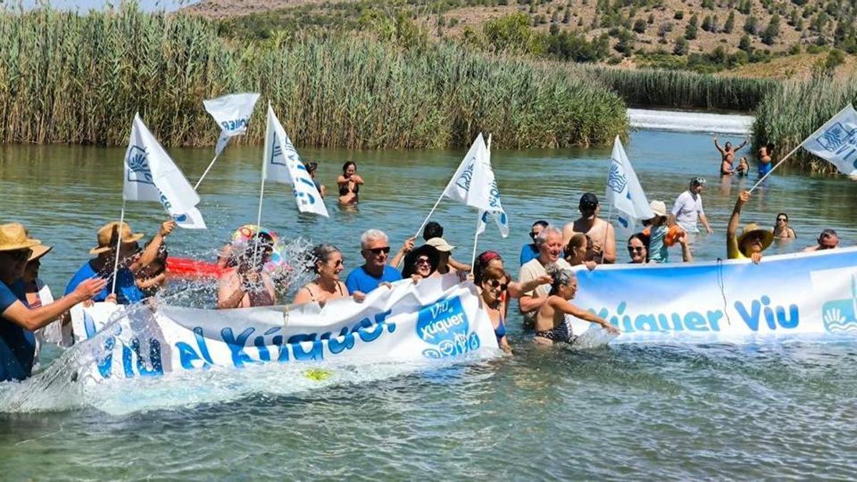 Participantes en la nueva edición del "Mulla't pel Xúquer" celebrada en Antella.